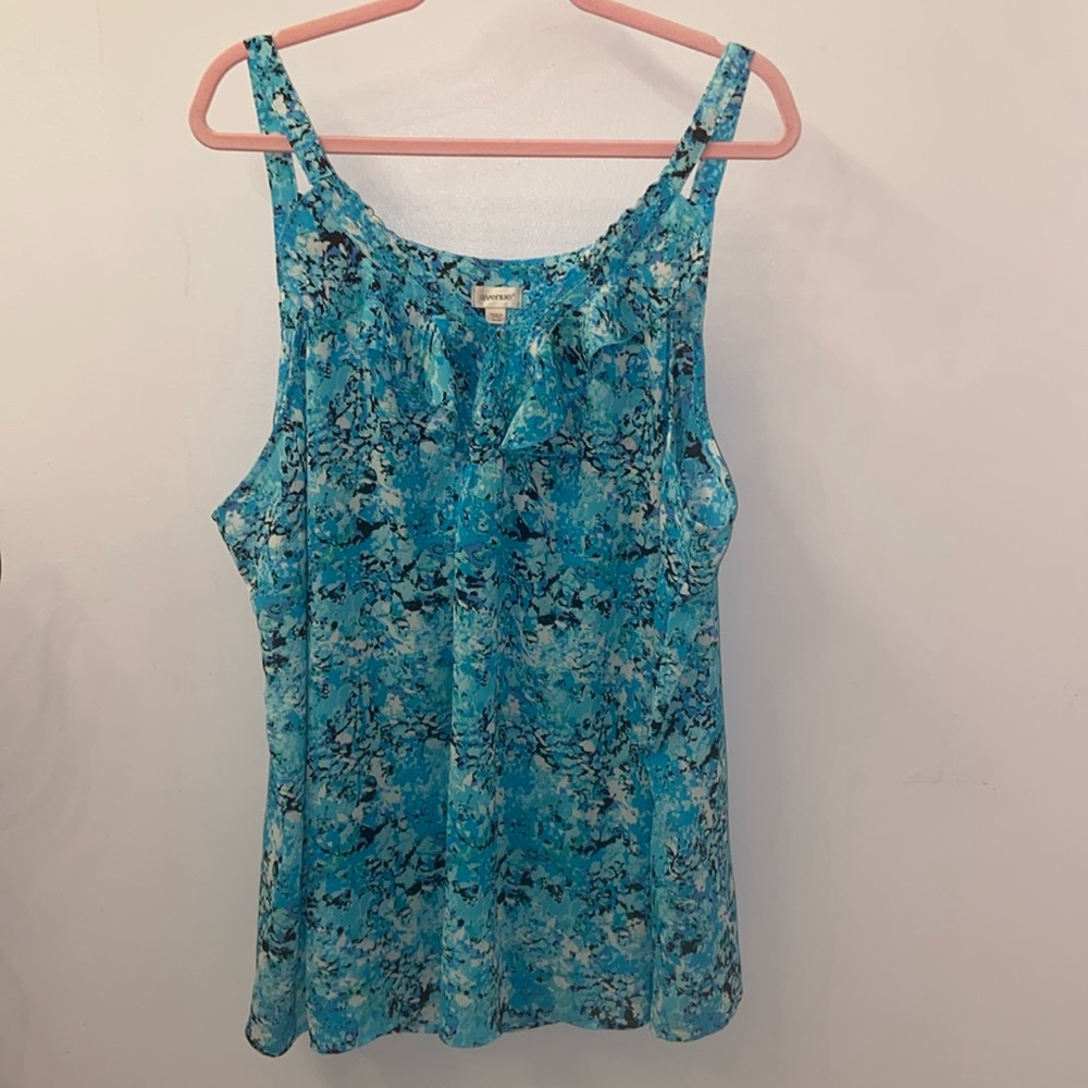 Plus Size 26/28 Avenue Top with cute neckline detail. VGUC